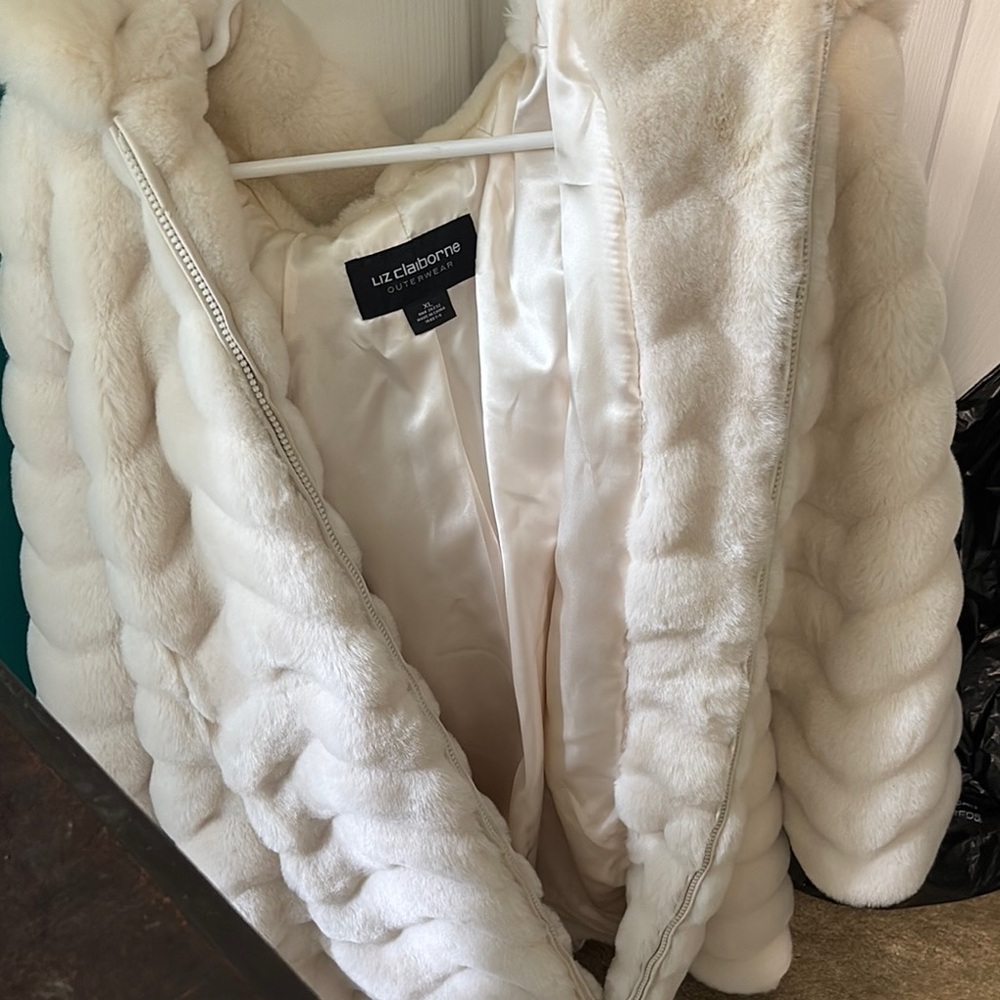 Liz Claiborne White Teddy Jacket Luxurious Faux Fur